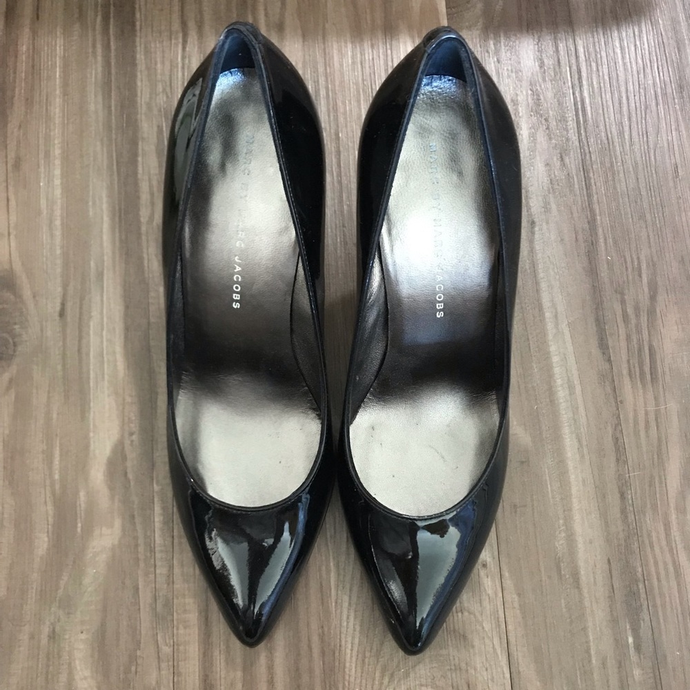 Marc by Marc Jacobs bk patent pump w metal heel